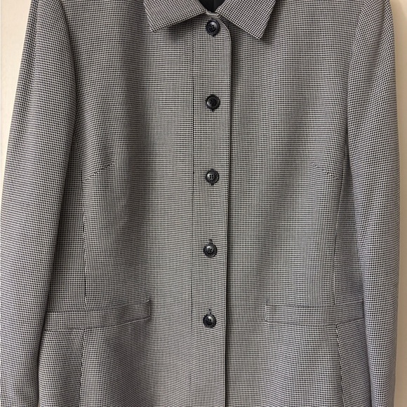 Classic Tahari Arthur Levine Women's Black and White Blazer
NEW WITHOUT TAG - Picture 3 of 8